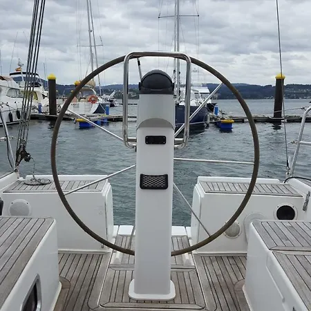 Fantástico Velero Botel Ferrol